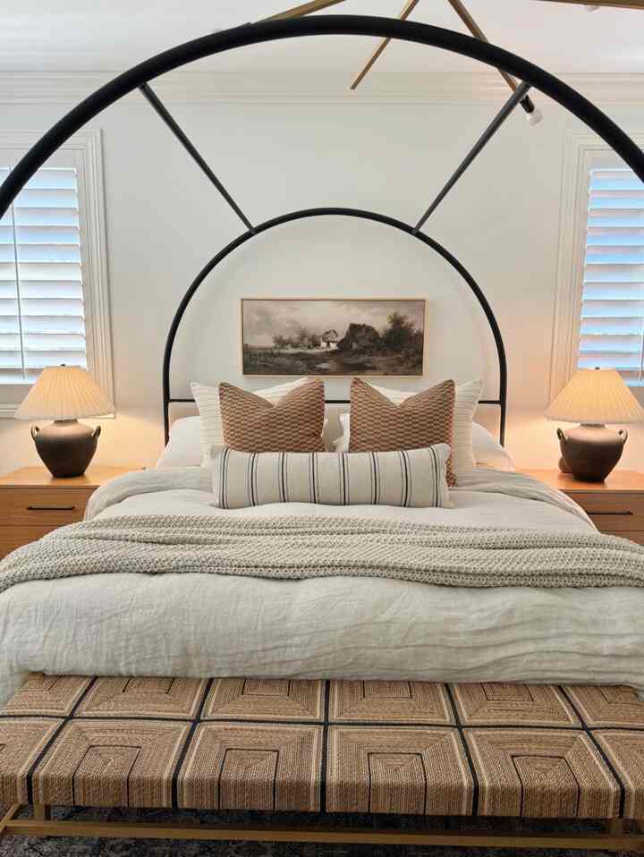 Bedroom bed styling close up. #bedroomstyling #bedroomdesign #artwork