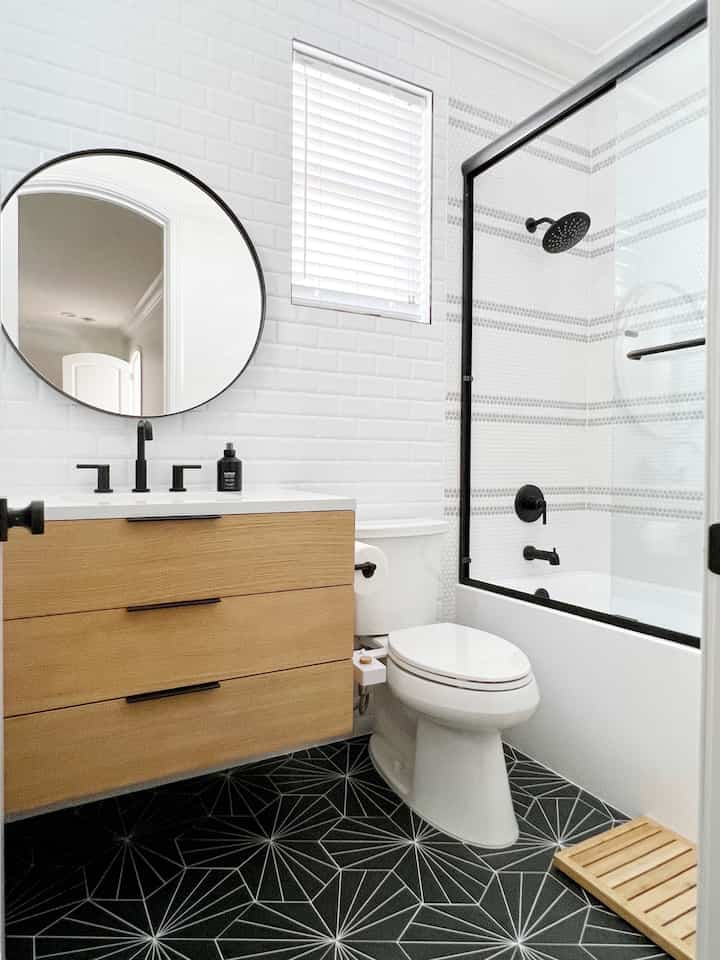 Modern teens bathroom. #boysbathroom #moderninterior #modernbathroom