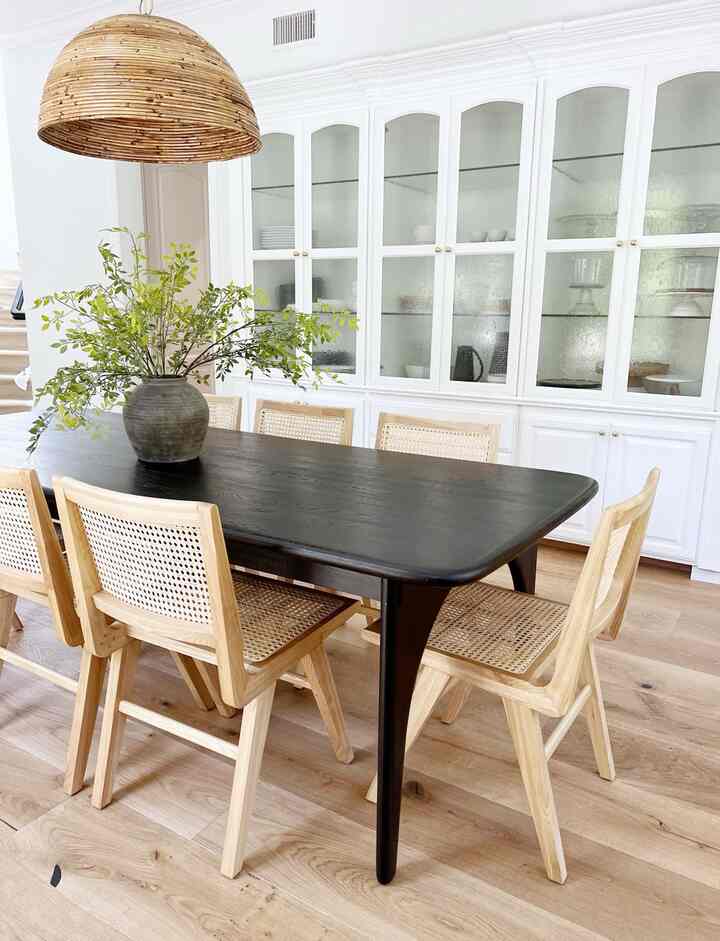 Modern dining room design. #moderninteriors #moderndiningroom #builtins
