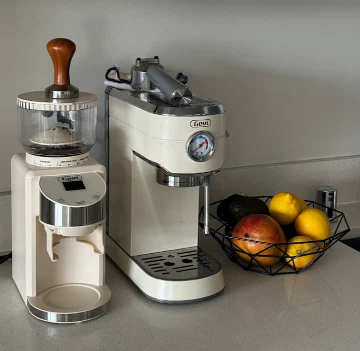 Some things you can never live without! Coffee and fruits😋
#kitchen #minimalism #espressomachine #fruits #fruitbowl