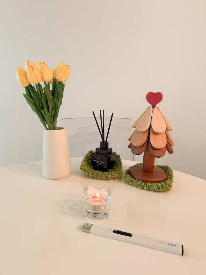 ✨ A Cozy and Warm Home Vibe ✨
Soft yellow tulips, a wooden diffuser and tree ornament, and a glowing candle… creating a space that melts away the day’s fatigue.💛🌿

Let me know if you have any favorite decor items to add warmth and coziness to a space! 🏡✨

#HomeStyling #InteriorDecor #WoodenAesthetic #CozyVibes #WarmMood #CandleLover