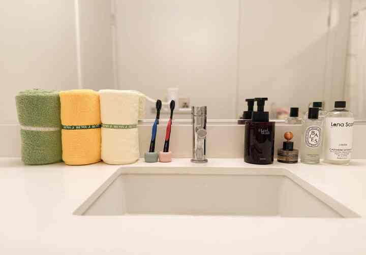 🫧✨ A little spa moment at home! ✨🫧
Fluffy towels, cute toothbrush holders, and my favorite scents—because even the bathroom deserves a glow-up! 💛🌿 Who else loves a tidy and cozy sink setup? 🚿🛁

#BathroomAesthetic #CozyVibes #SoftTowels #MorningRoutine #SparkleClean 🪥💖
