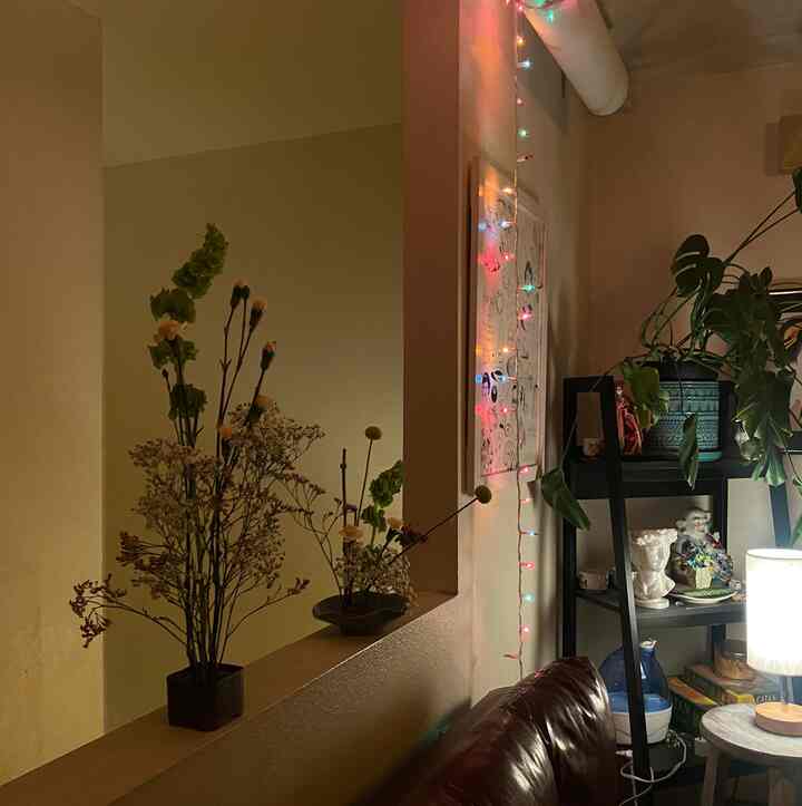 Ikebana making with friends today was so nice :,) #livingroom #warm #ikebana