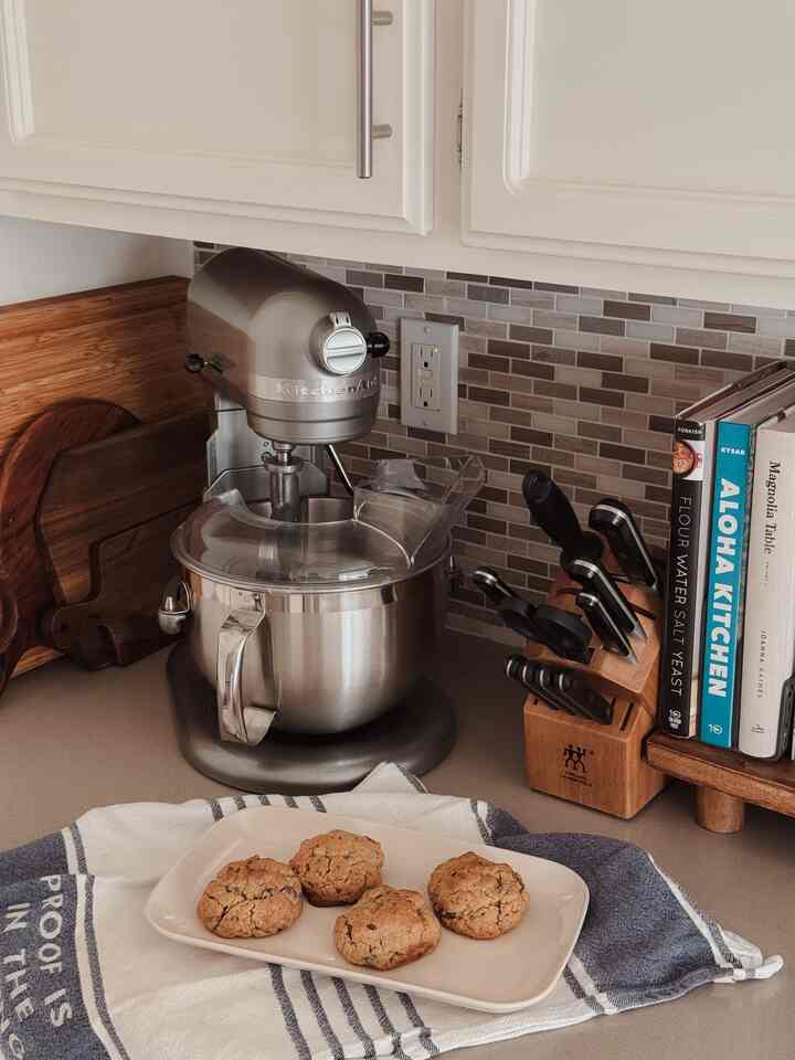 Taking it slow today — just a small batch of chocolate cookies and some quiet time. 

 #HomeKitchen #KitchenInspo #ModernKitchen #MinimalistKitchen #KitchenDecor #CookingSpace #CleanKitchen #Kitchendecoration #CozyKitchen