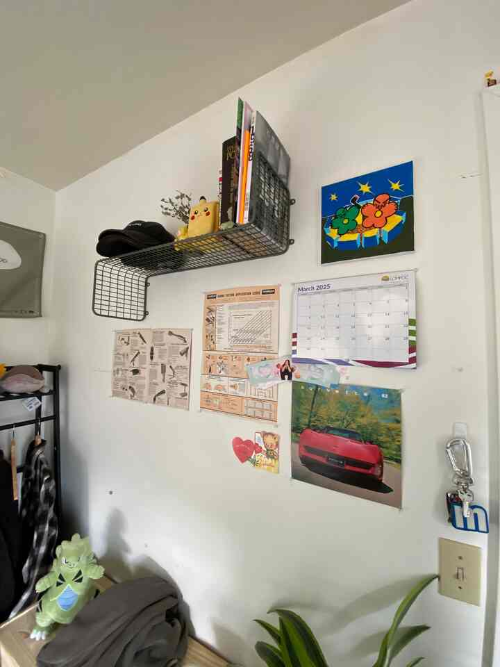 Entrance space with white walls, black metal shelf and coat rack, creating a cozy atmosphere