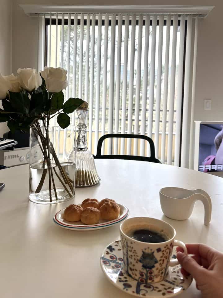 Tea time on Sunday☕️

#teatime 
#roundtable #ikea #ittala #royalcopenhagen #plate #mug #coffee #coffeecup