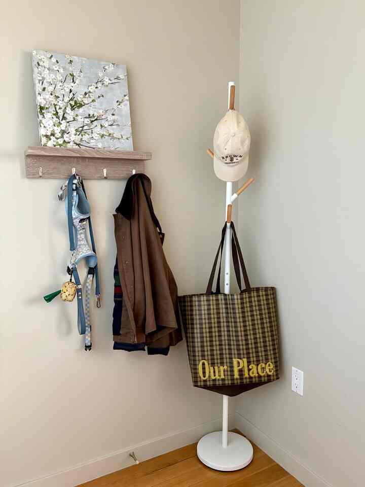 Entryway must haves (part two):
✅ Coat rack
✅ Hook for Daisy’s leash
✅ Reusable grocery bag
#entryway #coatrack 