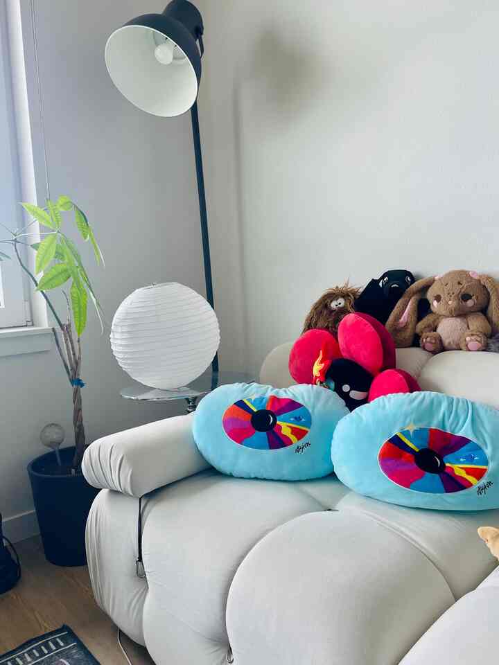 Some living room details and color pops #colorpop #livingroom #details #colorful 