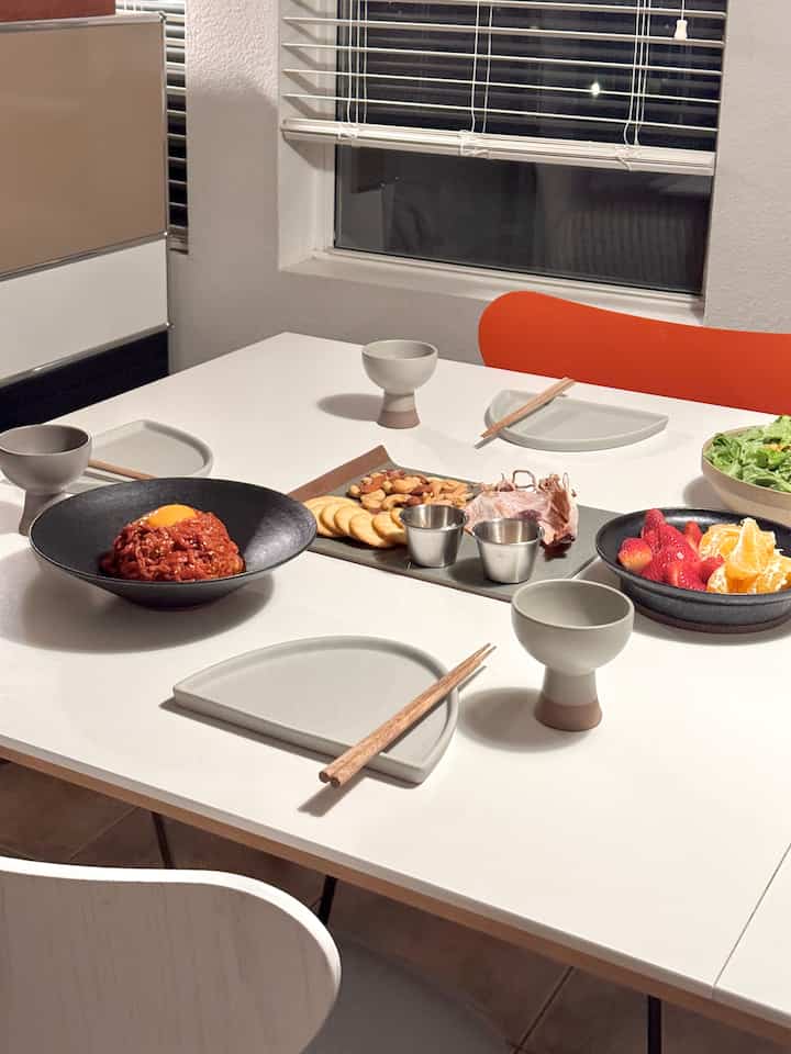 Table setup for dinner gathering 🍶

#onthetable #ceramicbowl #potteries #plates #tablesetting 