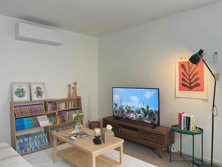 Ini adalah salah satu ruang tamu saya di lantai bawah :) 

#livingroominterior
#homedecor
#midcenturystyle
#woodenfurniture
