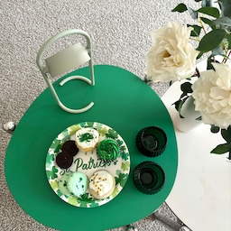 St. Patrick's day... 💚
매번 아파트에서 미국의 기념일마다 테마에 맞는 파티를 열어줘서, 하나하나 알아가는 중.
그린 컬러 옷 입고, shamrock 디저트 먹는 날이라는데, 어떤 날인지 어느 분을 기념하는 건지 공부 좀 해봐야겠다 🙌🏻
#green #greenday #stpatricksday #party #communitycenter #ikea #이케아 #테이블조명 #매직볼트 #티테이블