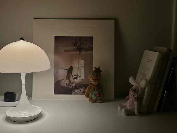 #minimal #whiteinterior #white #Apple #ikea #aespa #kpop #lamp #lp #books