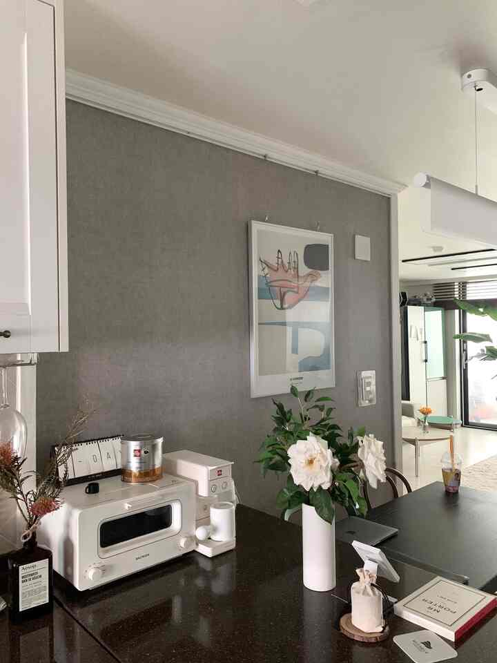 Home cafe zone

#homecafe #coffeemachine #coffee #balmuda #poster #diningtable #diningroom #minimal #whiteinterior 