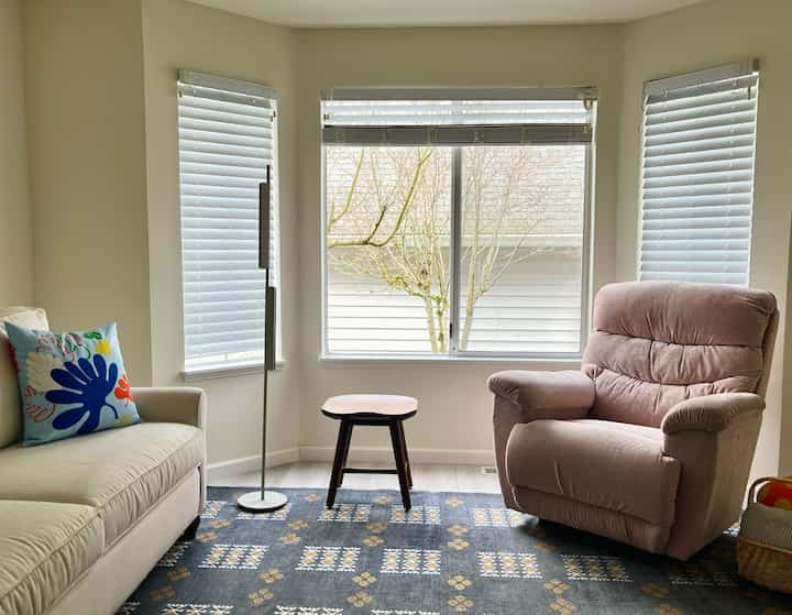 This living room features a cozy fabric sofa and a recliner, but the highlight is definitely the pink recliner I had custom-ordered. I absolutely love it!

#recliner #livingroom #fabricsofa 
