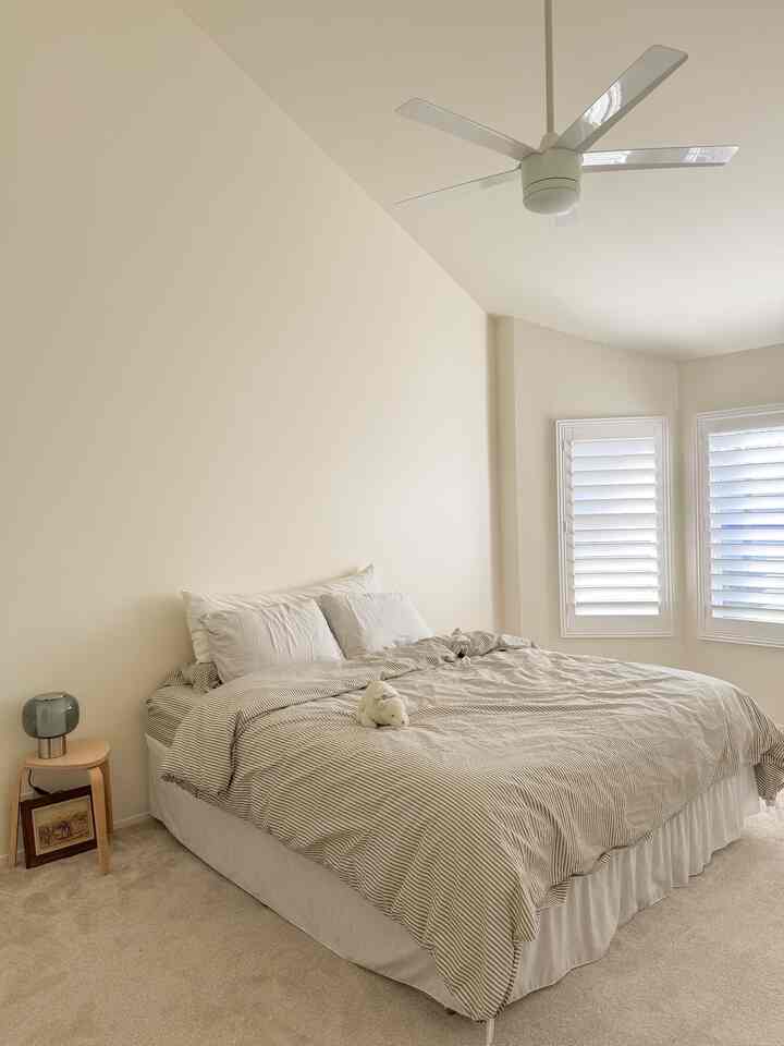 シンプルかつミニマルに — 休息して元気を回復するためのスペースです 🌙 
#寝室 #minimal #simple #beige #naturalinterior #monotone