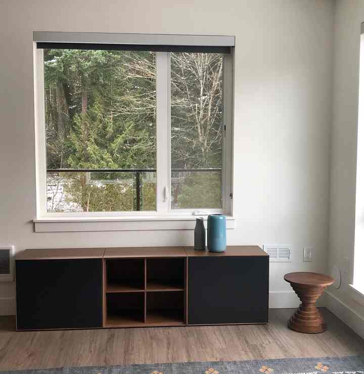 Ini adalah salah satu perabot favorit saya. Desain modularnya memungkinkan saya untuk menata dan menatanya sesuai keinginan saya. Saya pernah menggunakannya sebagai rak buku, lemari piring, dan bahkan untuk menyimpan teh. Serat kayu kenari, yang dipadukan dengan aksen hitam bersih, menambahkan kehangatan yang indah dan sentuhan modern pada ruangan.
#bufet