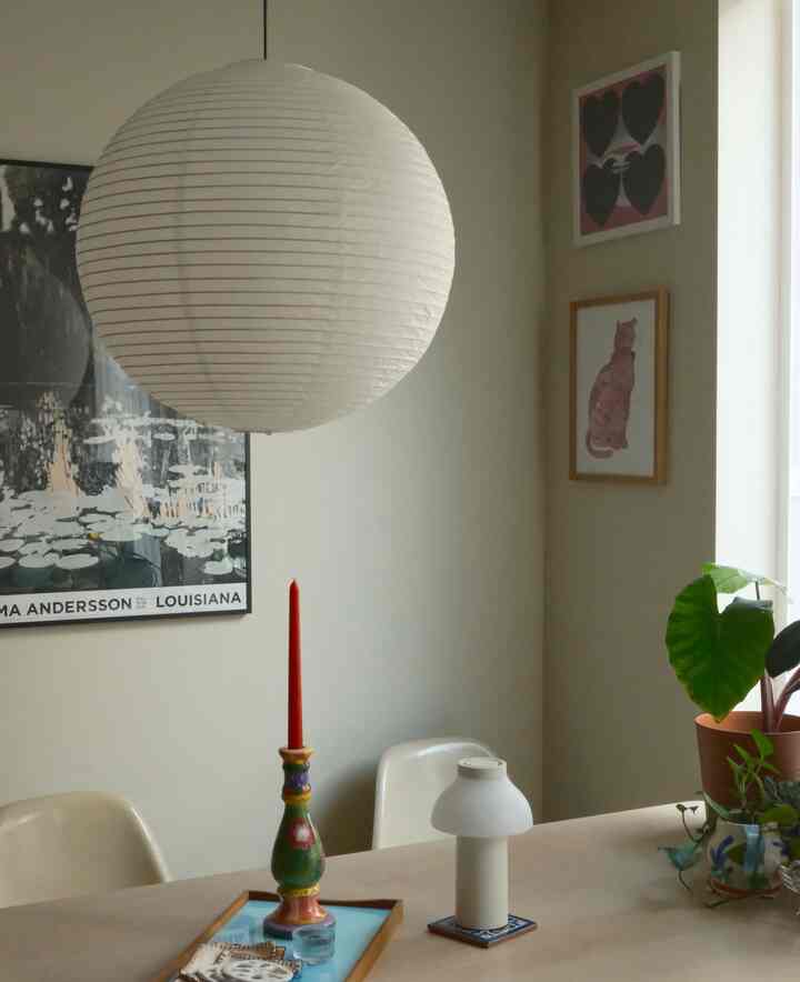 Cozy little dining area 🍷
#diningtable #diningchair #EamesChair #paperlamp 