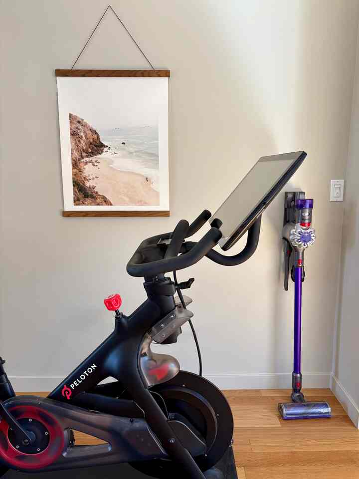 Home office space isn’t where I spend most of my time, but some of my favorite products live here #peloton #dyson #flexispot #homeoffice #sunlight #productreview 