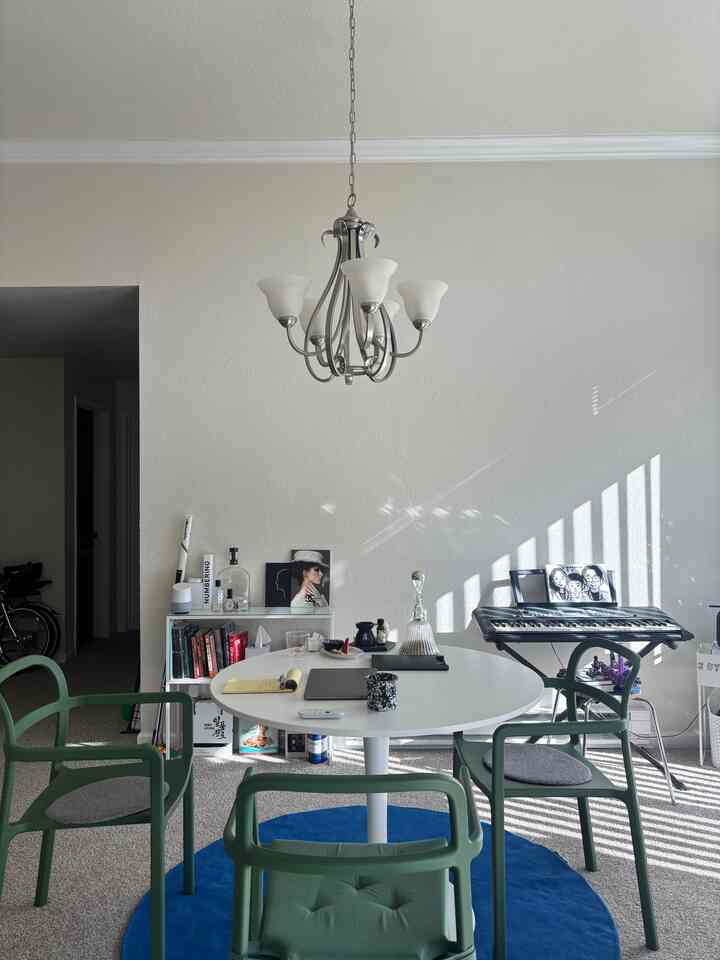 green & blue 💚💙

#livingroom #diningroom #ikea #ypperlig #roundtable #blueinterior #lug #green #minimal