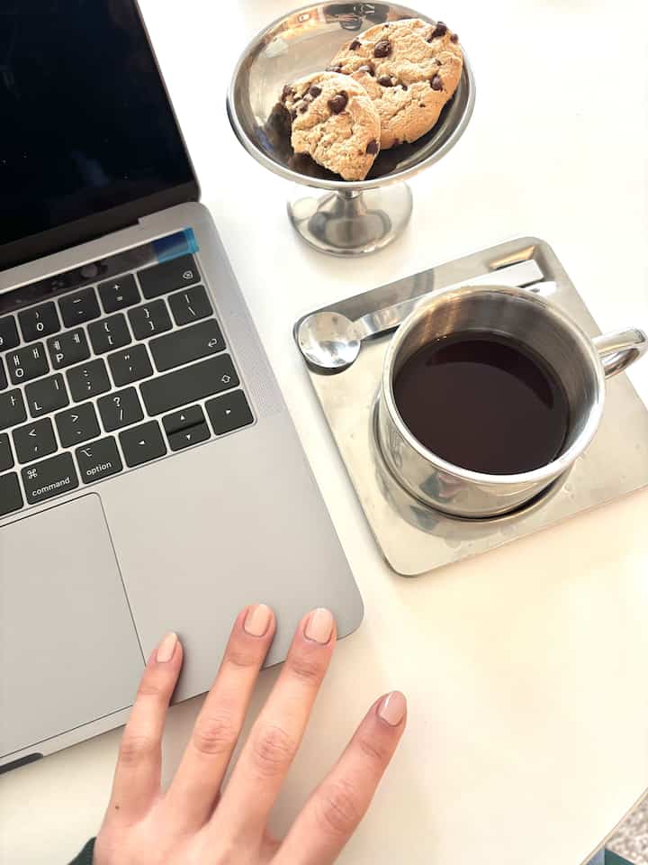 Spring is coming with pastel pink nail 🌸 💅🏻

#homeoffice #chrome #metal #stainlesssteel #deskterrier #deskinterior #coffee #loveecru
