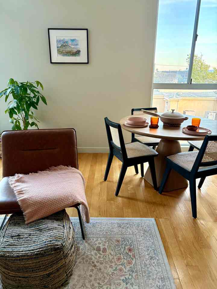 I consider pink a neutral 🩷 #warmtone #cozylivingroom #cozyhome #warmfeeling #diningtable #floralrug #pinkinterior 