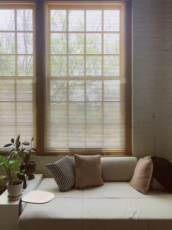 Nuansa ruang tamu/ruang makan yang nyaman siang dan malam 

#loteng #lofttherapy #livingroom #concretefloor #woodendiningtable