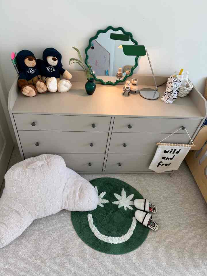 His Cute Slippers💚
#kidsroom #deawer #tablelamp