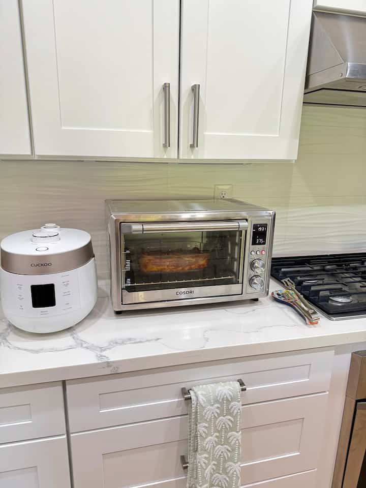 Always good matching with this mint palm tree towel! 
#kitchen #whiteinterior #whitekitchen 