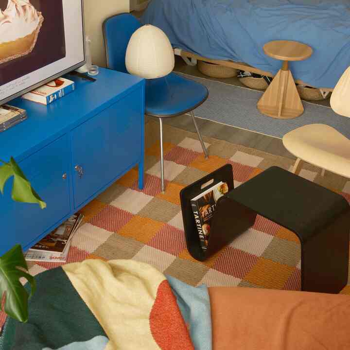 Have a peek at my studio apt living room - I try to use vibrant colors and mix of different textures 🫧

#colorinterior #colorofhouse #livingroominterior #studiointerior #smallroom #smallhouseinterior 