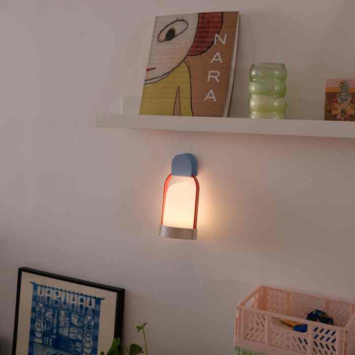 Gantungan dinding tidak hanya untuk handuk, pakaian atau tas, tetapi juga bisa menjadi lampu portabel yang lucu ;) #decorationideas