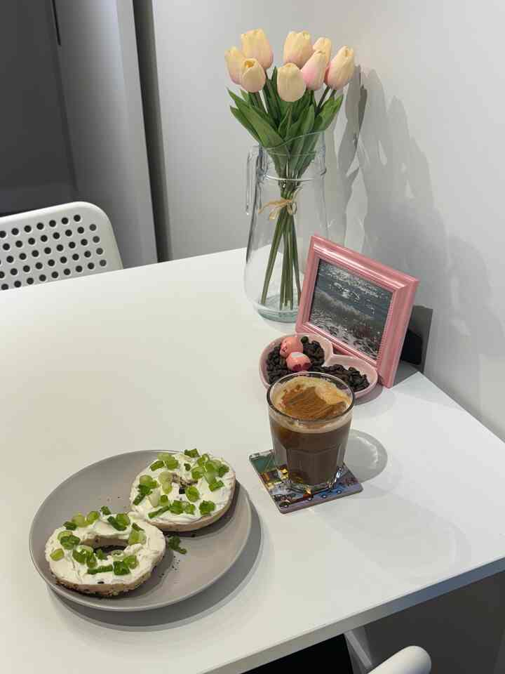 クリームチーズにネギを入れるのが大好きです😛
#セルフケア #breakfast #coffee #bagel #diningtable #ikea