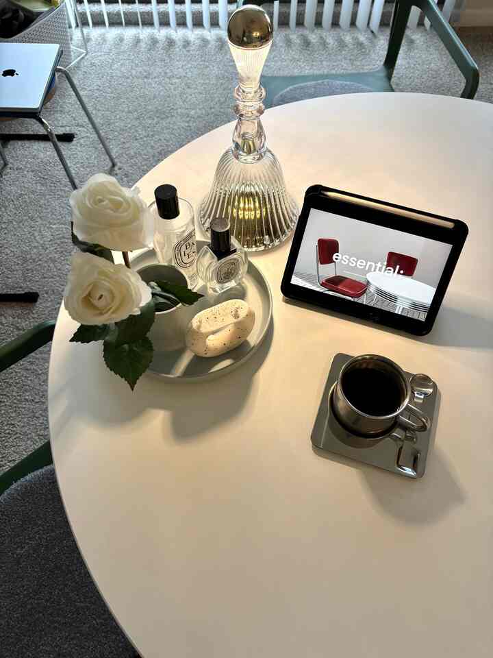 Rainy day. 

#livingroom #vitra #coffeetime #coffee #coffeecup #diningtable #diningtableinterior 