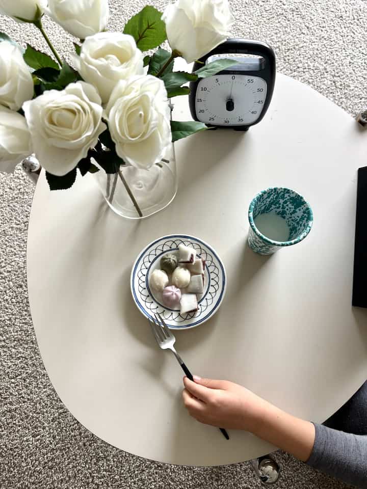 Break time with timetimer ⏰

#snacktime #snack #timetimer #livingroom #fluidtable #teatable #crowcanyon #minimal #whiteinterior 