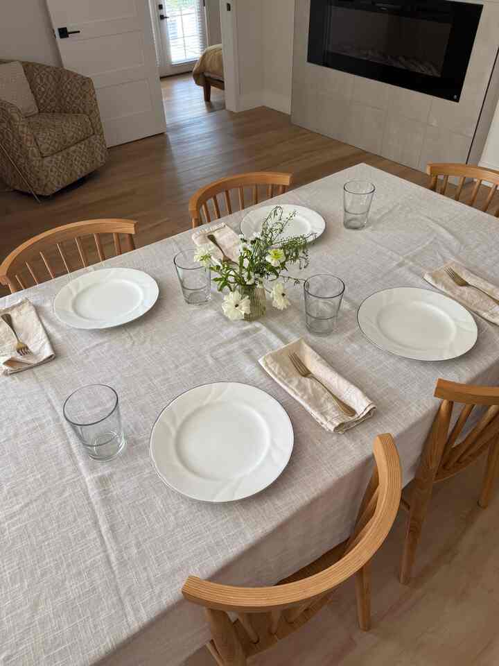 Setting the dinner table with linens #japandi #natural 