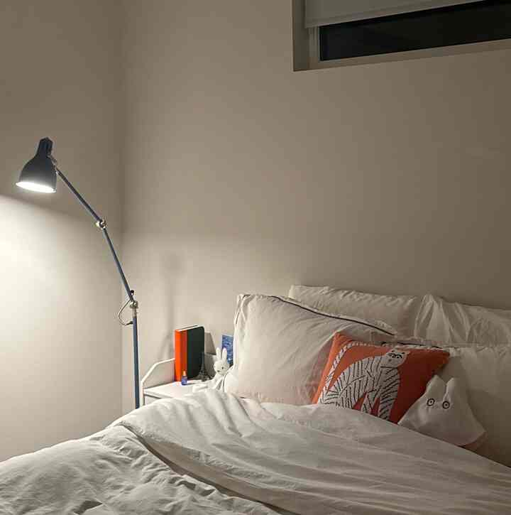 Saya beruntung menemukan #blue #floorlamp ini dari bagian obral Ikea! Lampu ini menambah warna pada #bedroom saya dengan #cosyvibe 💙🩵🤍