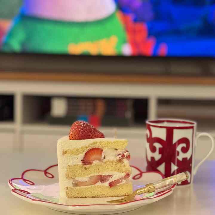 reminiscing Friday #movienight with my favorite #mug and a slice of #cake on my favorite #plate 🍰