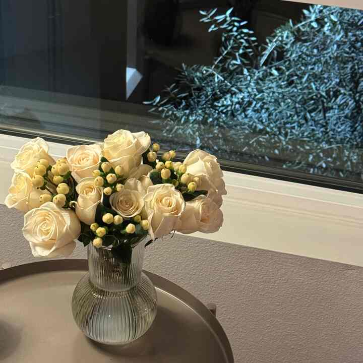 #sidetable with a #vase that everyone knows 😁containing #bouquet I made 🤍