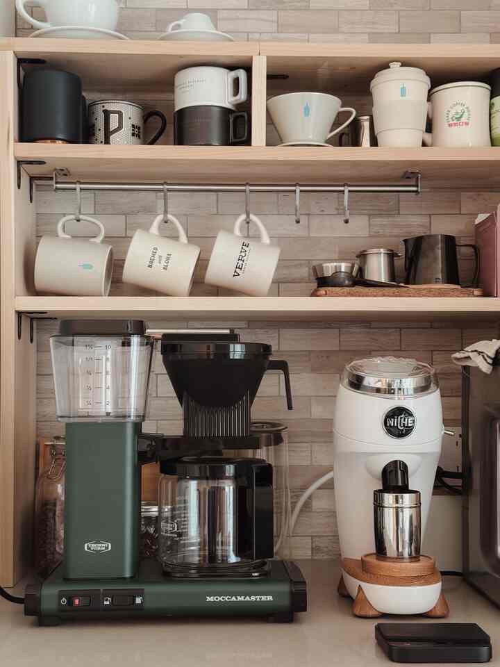 Snapped a shot of my daily-use Moccamaster before brewing today’s coffee ☕️ 

#moccamaster #coffeemachine #homecoffeebar #coffeegrinder #scale 

