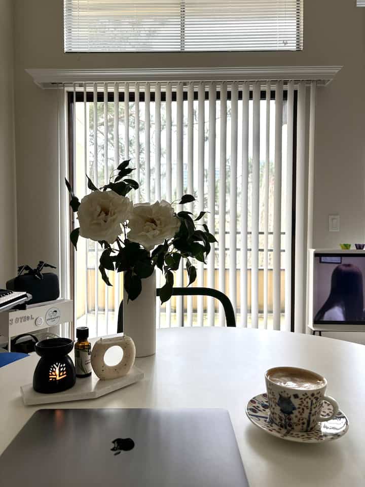 Monday healing with aromatherapy oils. 
Just what I need to start the week right! 

#MondayVibes #Aromatherapy #SelfCare #homeoffice #banyantree #aromaoil #tea #coffeetime #coffeecup #ittala 
