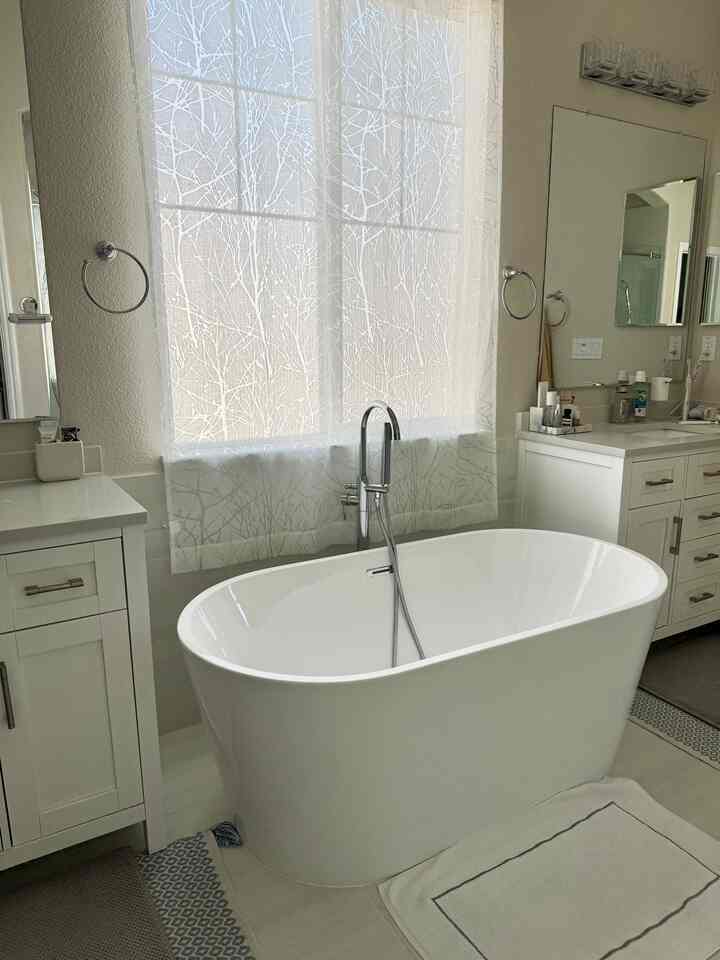 Bersantailah seharian 🛁

#kamar mandi #whitevanity #bathtub #bathrug 
#kamar mandi putih