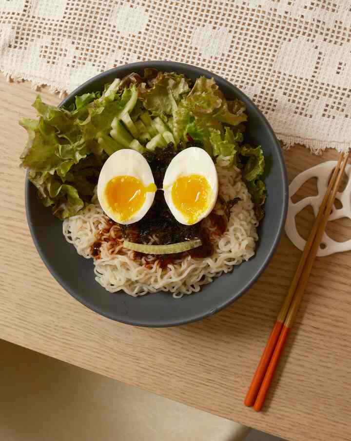 Lunch is ready! 🥯🍝
#diningtable #brunch #brunchplate #ceramicbowl #vintagelighting