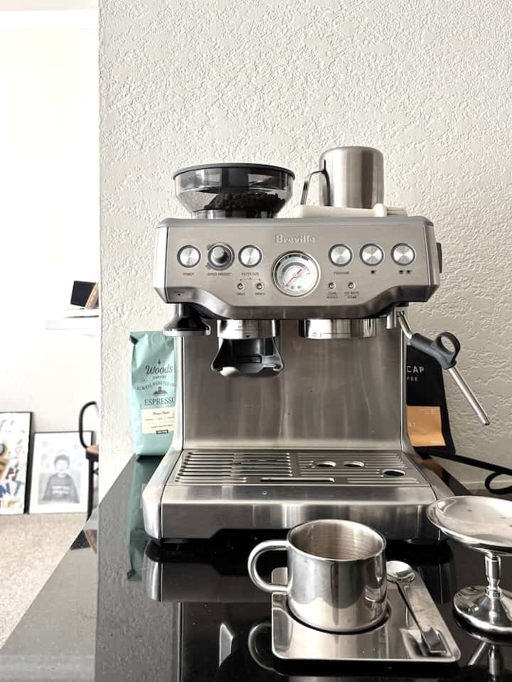 My barista ☕️
My healing time.

#Breville870 #Breville #coffeemachine #coffeetime #coffeecup #loveecru #chrome #mood #coffeetime 