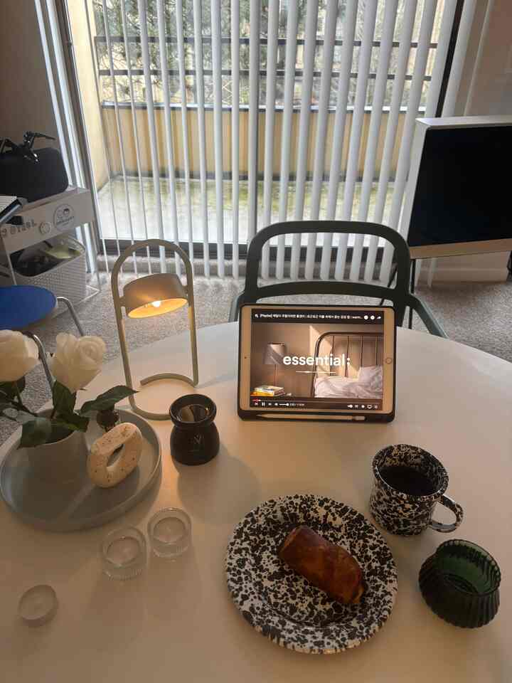 Hari-hari hujan di Seattle membutuhkan suasana yang nyaman. ☔️
Menemukan cara saya sendiri untuk menikmati saat-saat tenang.

#HariHujanDiSeattle #Aromatherapy #CozyVibes #diningtable #candle #aromaoil #aromaoilburner #banyantree #rainyday #coffeetime #teatime

