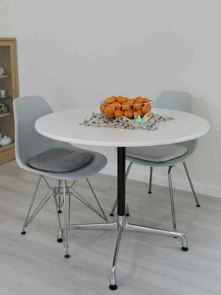 I played around with the three Eames chair colors to match different moods. Which setup do you like the most?
#Baccarat #Tabledeco #EamesChair 