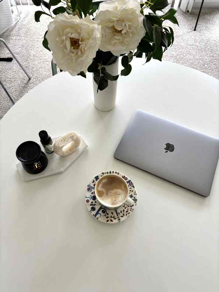 coffee ☕️
flower 🌸
aroma 🧴
candle 🕯️

That's enough to relax 🤍

#relex #coffee #flower #aroma #aromatherapy #candle #diningtable #livingroom #minimal



