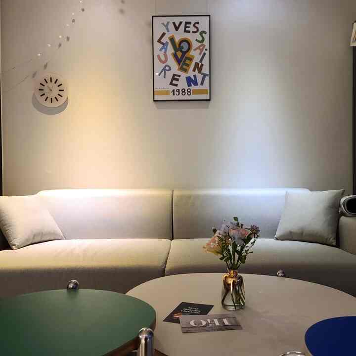 Spring is coming.
The vintage Yves Saint Laurent poster is precious.
Flower is colorful.

#livingroom #painting #wallshef #walldecoration #frame #frameinterior #fermliving #ikea #minimal #whiteinterior 


