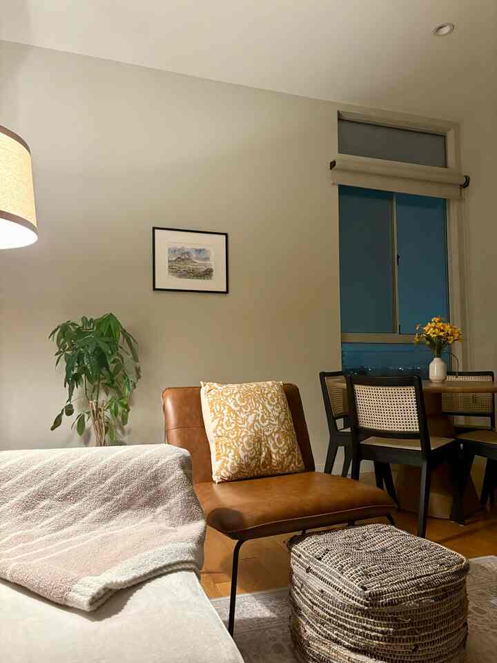 Serene night at home 💡 #livingroom #midcenturymodern #neutral #neutraltone #warmtoneinterior #leatherchair