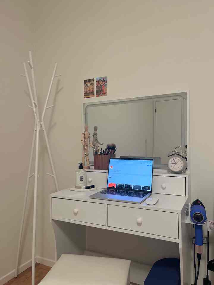 My vanity sometimes turns into a temporary workspace while I wait for my kids to fall asleep🤫

#bedroominterior
#vanityinterior
#whiteinterior
#simpleinterior