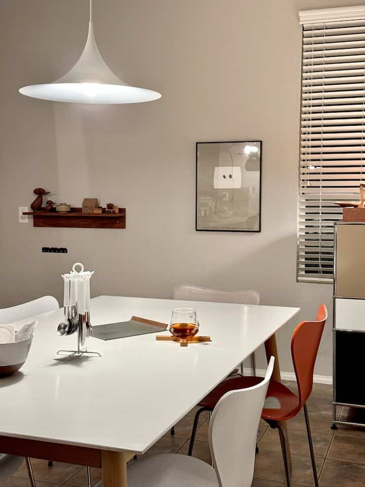 Night mood ✨

#diningroom #diningchair #diningtable #Wallshelf #posterframe #posterinterior