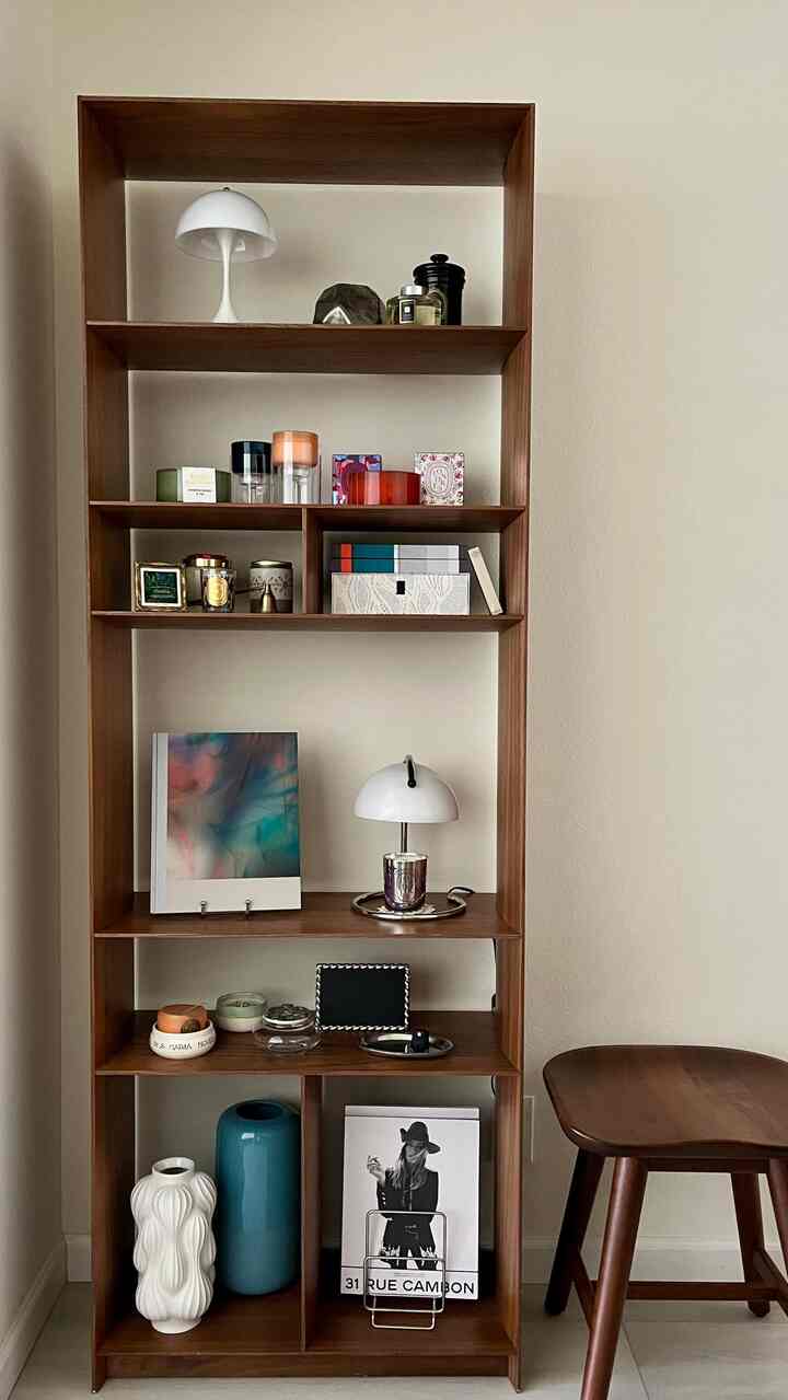 Just doing a little shelf shuffle with my favorite things. Still figuring out the perfect vibe but it’s slowly turning into a space that feels like me.

#shelfie #shelfstyling #aestheticdetails #lifewithobjects #simplepleasures